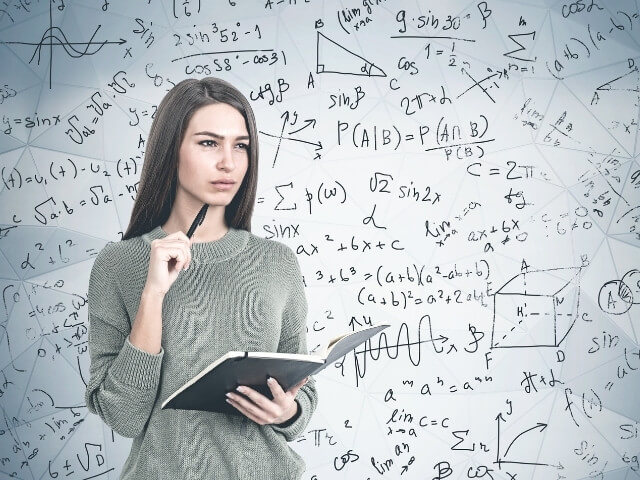 Pessoa memorizando formulas de matemática